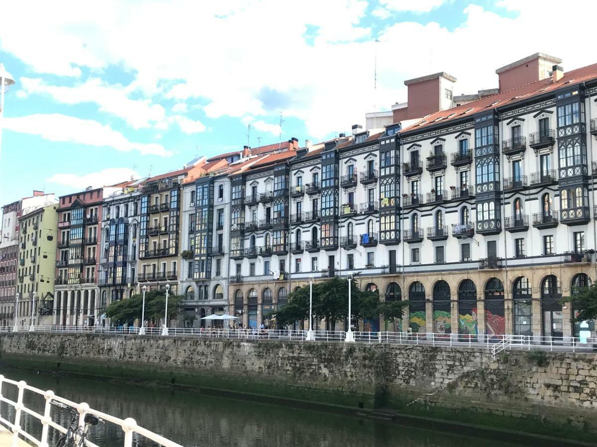 Old Town & River Bilbao Exteriör bild